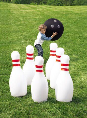 Giant Bowling Game Giant Bowling Game